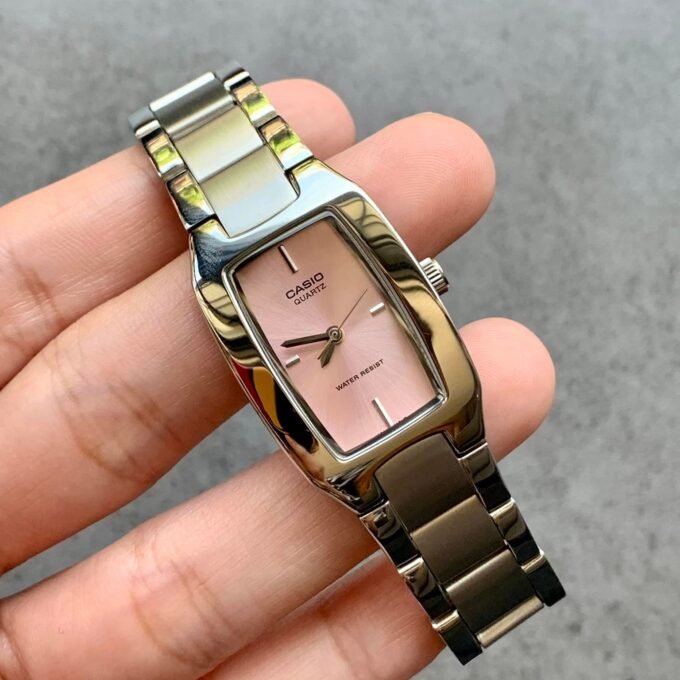 Montre CASIO Femme - LTP-1165A-4CDF - Bracelet Gris En Acier Inoxydable - Résistante à l'eau - 12 Mois De Garantie