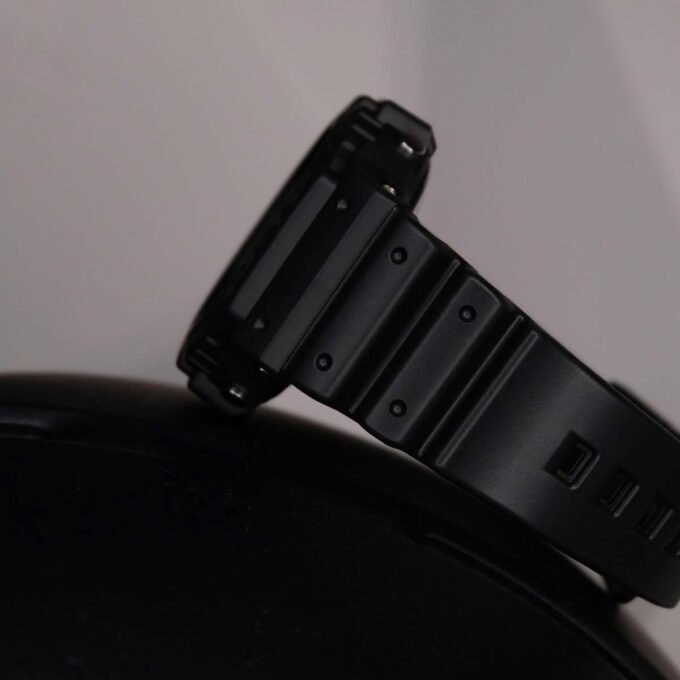 Casio DW-5900BB-1DR - Montre G-SHOCK Résistante à l'Eau jusqu'à 200 Mètres