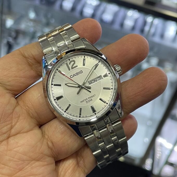 Montre Casio Homme - MTP-1335D-7AVDF - Bracelet Gris En Acier Inoxydable - Cadran Blanc - 12 Mois De Garantie