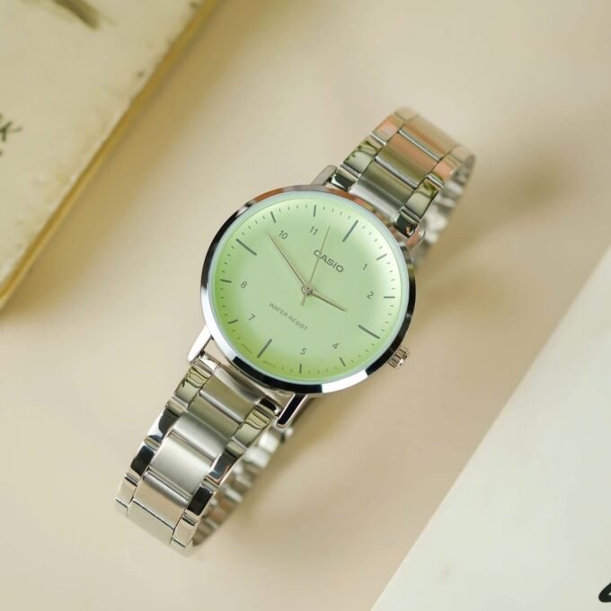 Montre Casio Femme - LTP-VT03D-3BDF – Acier inoxydable, Cadran vert, Affichage analogique, Calendrier jour-date-mois, Bracelet multicolore
