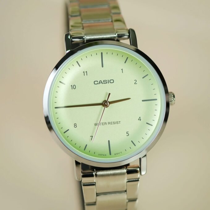 Montre Casio Femme - LTP-VT03D-3BDF – Acier inoxydable, Cadran vert, Affichage analogique, Calendrier jour-date-mois, Bracelet multicolore
