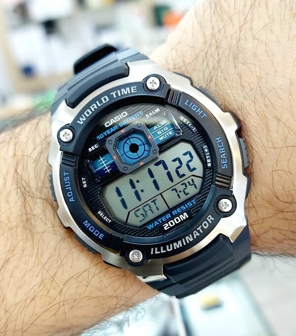 Montre CASIO Jeunesse - Bracelet Noir En Résine - Boitier En Resine - Résistante à l'eau - 12 Mois De Garantie - AE-2000W-1AVDF