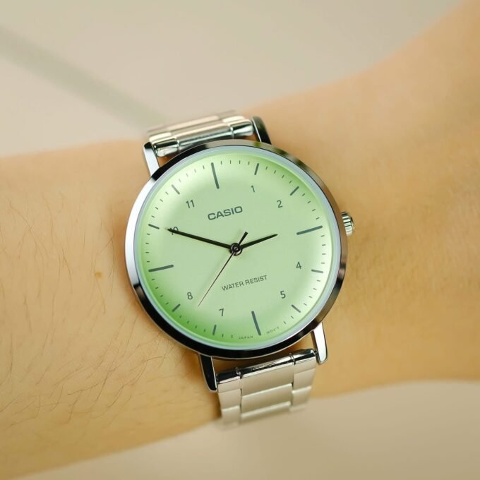 Montre Casio Femme - LTP-VT03D-3BDF – Acier inoxydable, Cadran vert, Affichage analogique, Calendrier jour-date-mois, Bracelet multicolore