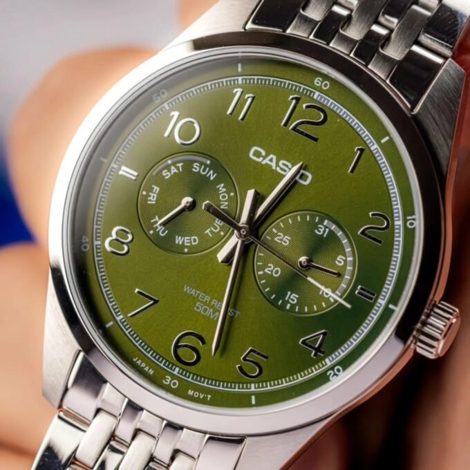 Montre Classique Homme - Casio - Quartz, Acier Inoxydable, Affichage Jour/Date, Étanche 50m, Cadran Vert, Bracelet Argenté - MTP-E340D-3AVDF