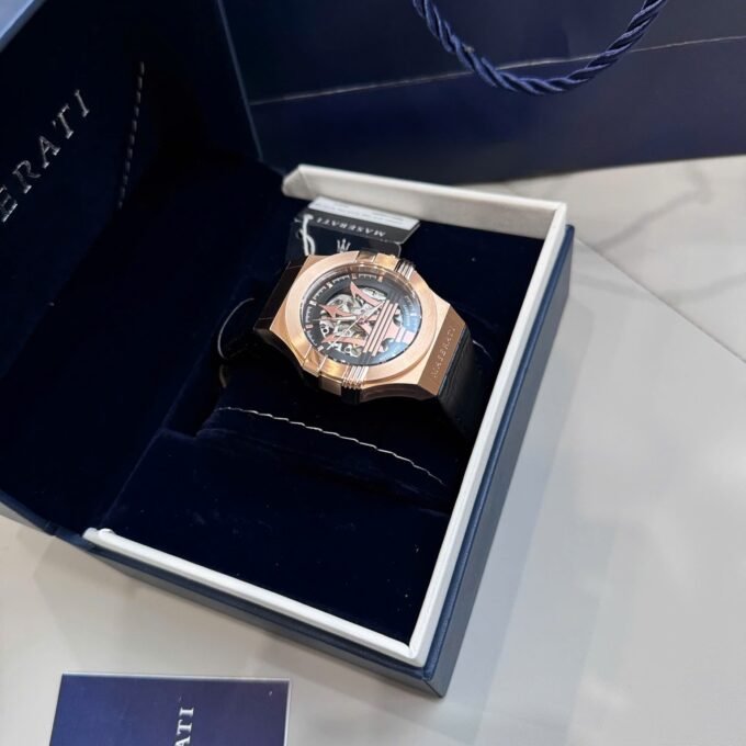 Montre Homme Automatique Maserati Potenza 42mm Acier Doré Rose, Cadran Noir, Bracelet Cuir Noir, Étanche 10ATM - R8821108039