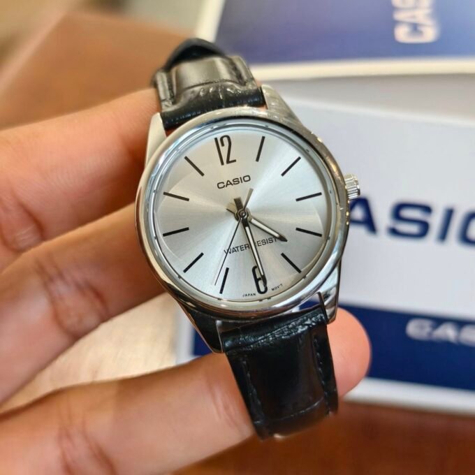 Montre-Bracelet Femme Casio Collection LTP-V005L-7BUDF - Bracelet Noir en Cuir Véritable - Résistante à l'Eau