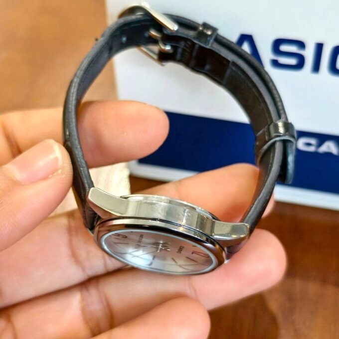 Montre-Bracelet Femme Casio Collection LTP-V005L-7BUDF - Bracelet Noir en Cuir Véritable - Résistante à l'Eau