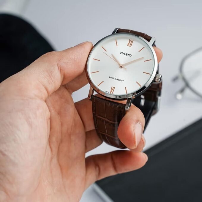 Montre Homme Casio MTP-VT01L-7B2UDF - Analogique, Résistante à leau, Bracelet Cuir Marron, Boîtier 46mm, Autonomie 3 ans