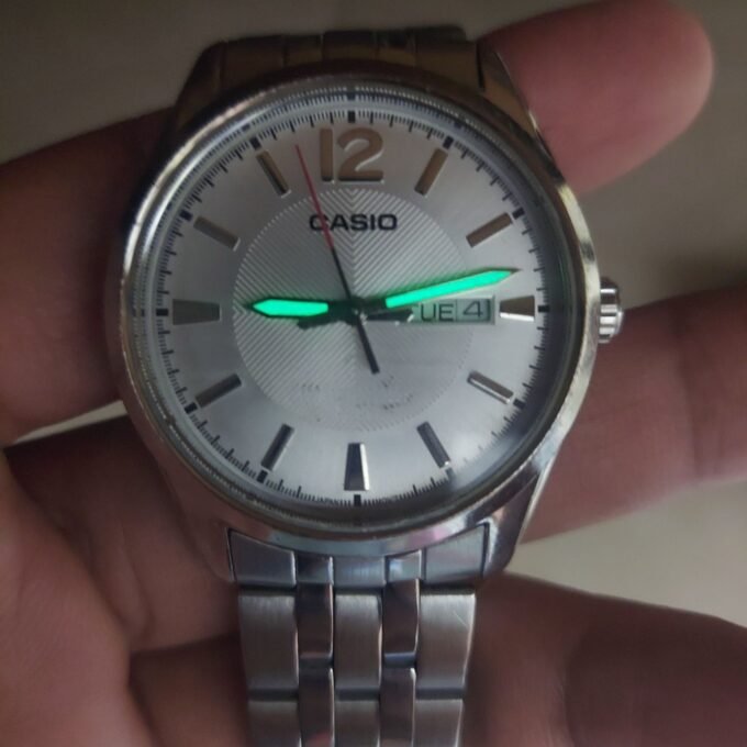 Montre Casio Homme - MTP-1335D-7AVDF - Bracelet Gris En Acier Inoxydable - Cadran Blanc - 12 Mois De Garantie