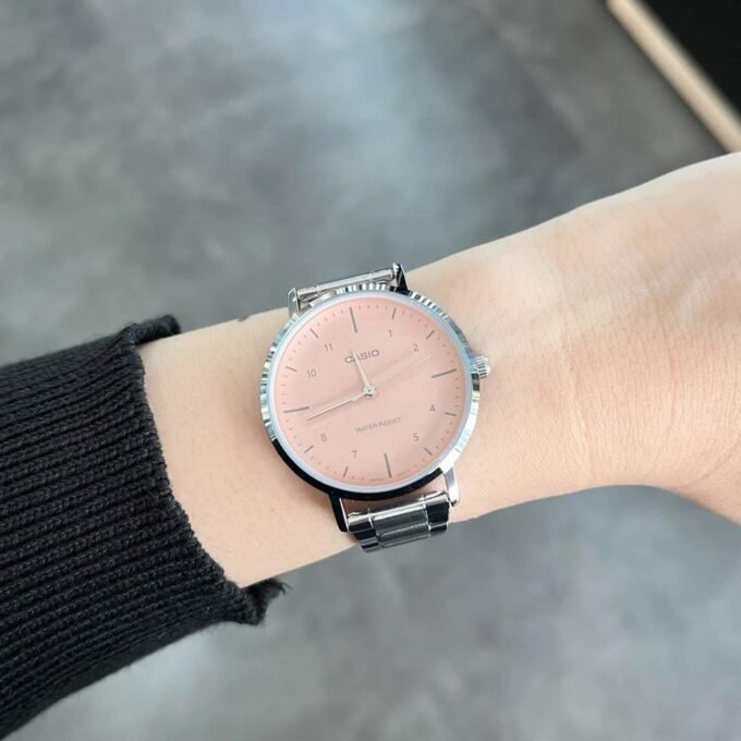 Montre Casio - Femme - Analogique, Chronométrage, Résistante à leau, Autonomie 3 ans - Bracelet Acier Inoxydable - Argent/Rose - LTP-VT03D-4BDF