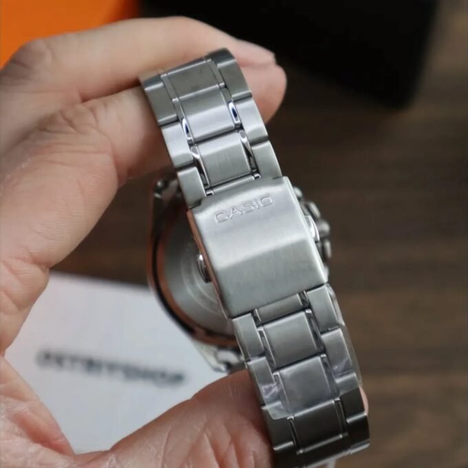 Montre CASIO Homme - Bracelet Gris En Acier Inoxydable - Résistante à l'eau - 12 Mois De Garantie - MTP-1375D-1AVDF
