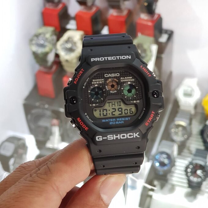 Montre Classique Homme - Casio DW-5900-1DR - Résistante aux chocs, Étanche 200m, Chronographe, Alarme - Résine - Noire - Référence DW-5900-1DR