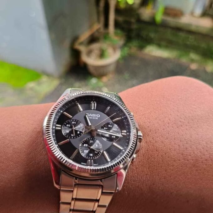Montre CASIO Homme - Bracelet Gris En Acier Inoxydable - Résistante à l'eau - 12 Mois De Garantie - MTP-1375D-1AVDF