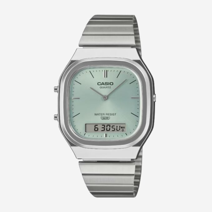 Montre CASIO Homme Quartz Vintage, Cadran Rond Bleu et Vert, Bracelet Acier Gris, Date, Jour, Alarme, Étanchéité 30m, Diamètre 36mm, Verre Résine, Quotidien, AQ-240E-2ADF