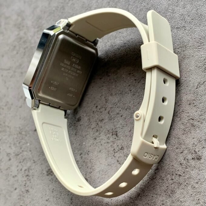 Montre Homme Casio Vintage - A100WEF-8ADF - Bracelet en Résine - Résistant à l'eau