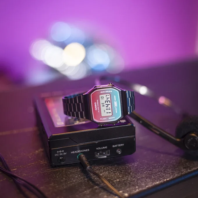 Montre Casio Vintage - A168WERB-2ADF - Bracelet en Acier Inoxydable - Affichage numérique - Résistant à l'eau