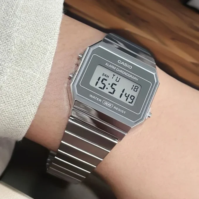Montre Casio Vintage - A700WEV-7ADF - Bracelet en Acier Inoxydable - Affichage numérique - Résistant à l'eau