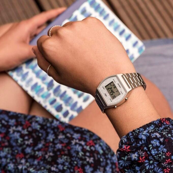 Montre CASIO Vintage Unisexe - B640WDG-7DF - Bracelet Gris En Acier Inoxydable - Cadran Blanc - 12 Mois De Garantie