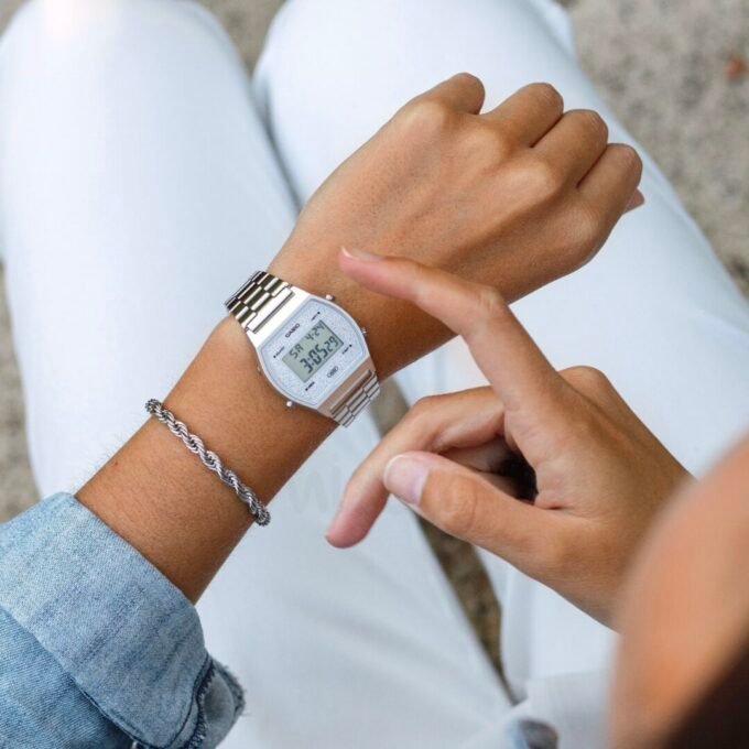 Montre CASIO Vintage Unisexe - B640WDG-7DF - Bracelet Gris En Acier Inoxydable - Cadran Blanc - 12 Mois De Garantie