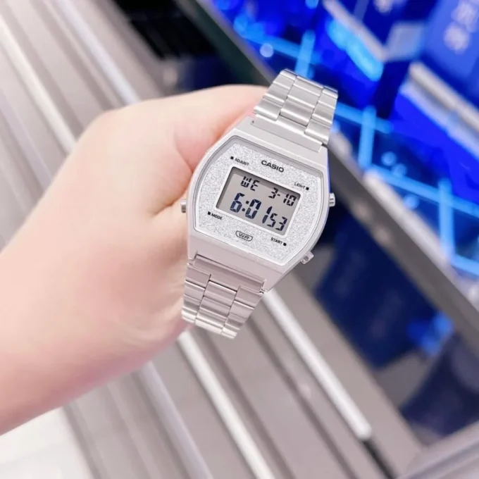 Montre CASIO Vintage Unisexe - B640WDG-7DF - Bracelet Gris En Acier Inoxydable - Cadran Blanc - 12 Mois De Garantie