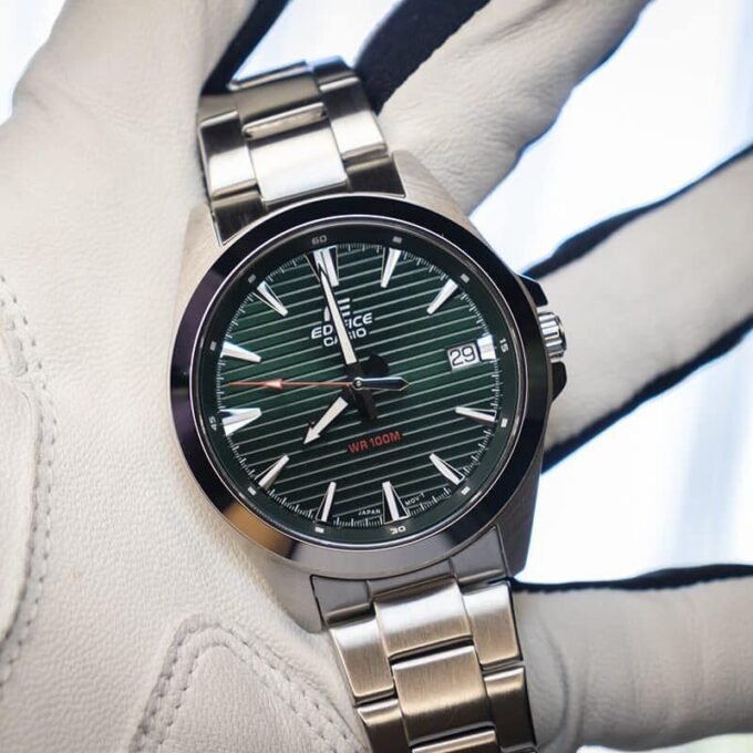 Montre Homme Casio Analogique à 3 aiguilles EFV-140D-3AVUDF - Bracelet Gris En Acier Inoxydable - Résistance à l'eau 10 ATM