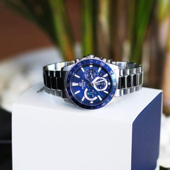 Montre CASIO Homme - Bracelet Gris En Acier Inoxydable - Résistante à l'eau - 12 Mois De Garantie - EFV-570D-2AVUDF