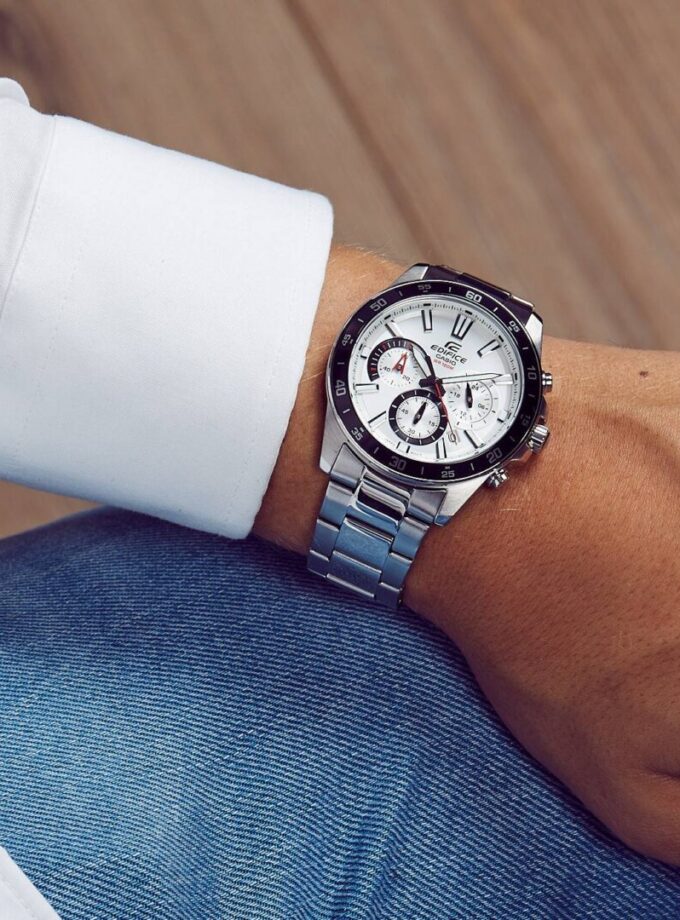 Montre CASIO Homme - EFV-570D-7AVUDF-Bracelet Gris En Acier Inoxydable - Cadran Blanc - 12 Mois De Garantie