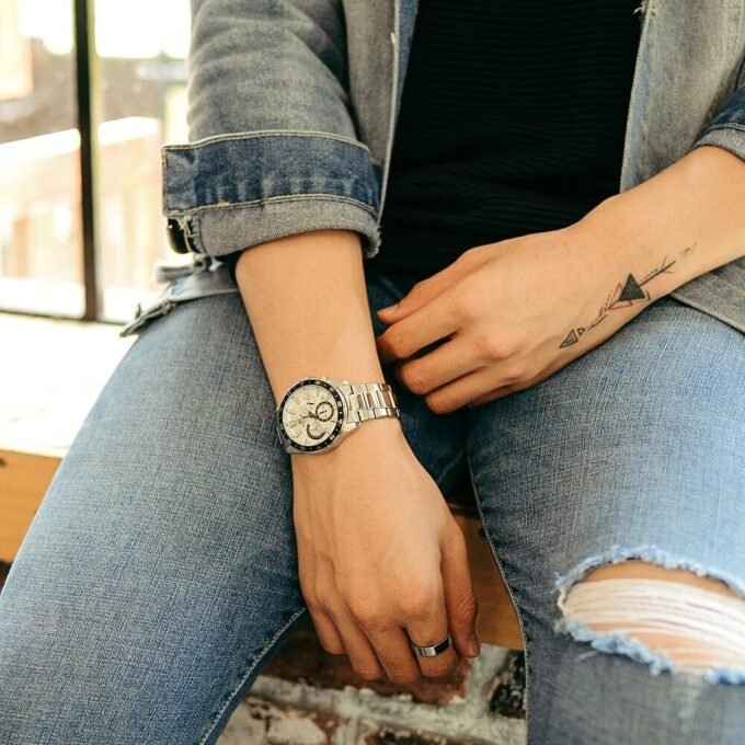 Montre CASIO Homme - EFV-570D-7AVUDF-Bracelet Gris En Acier Inoxydable - Cadran Blanc - 12 Mois De Garantie