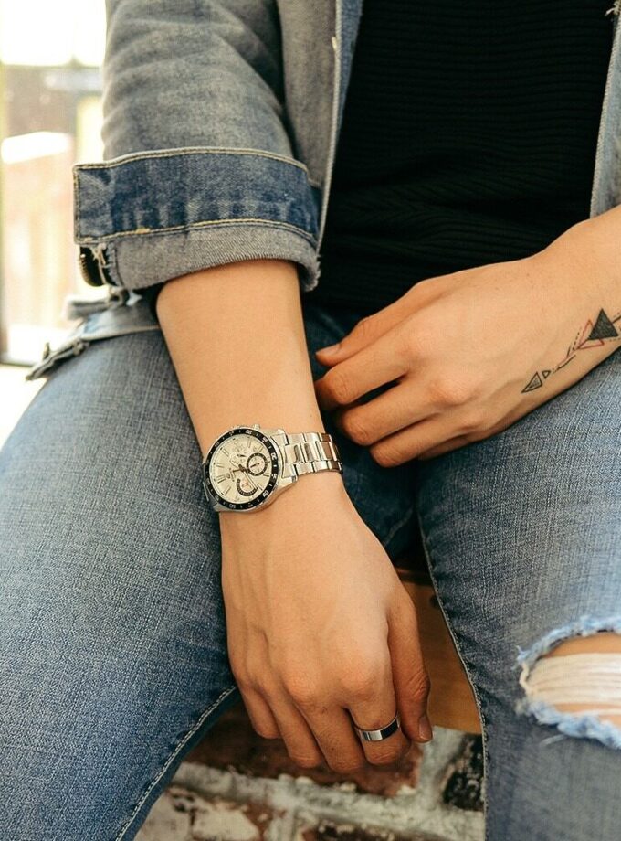 Montre CASIO Homme - EFV-570D-7AVUDF-Bracelet Gris En Acier Inoxydable - Cadran Blanc - 12 Mois De Garantie