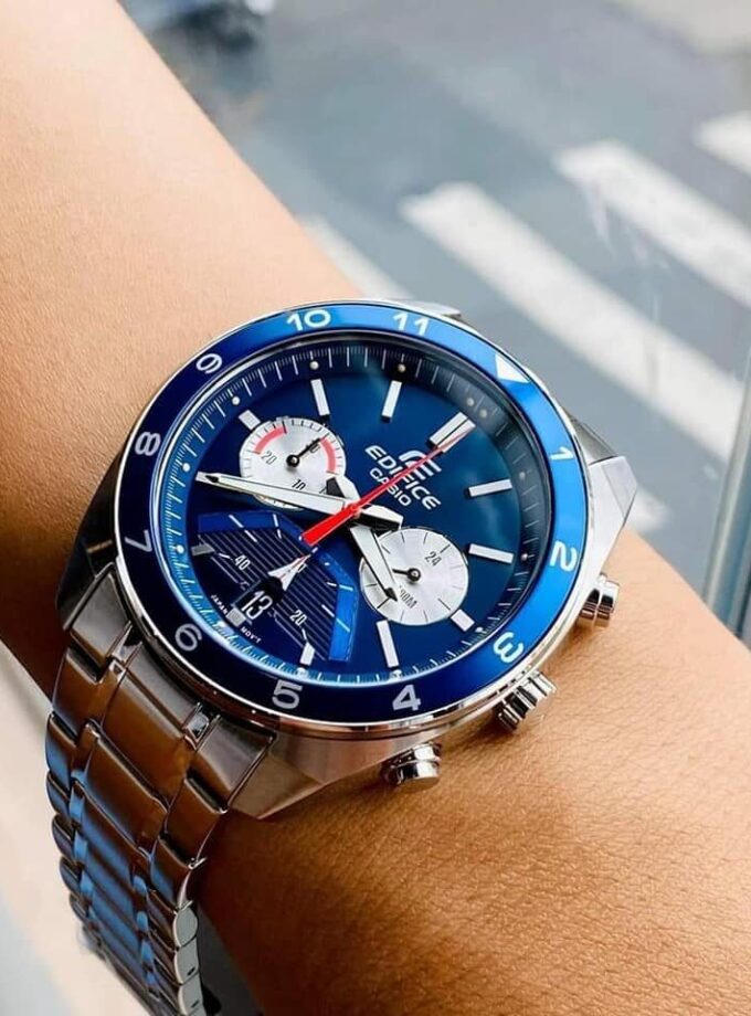 Montre CASIO Homme - EFV-590D-2AVUDF - Bracelet Gris En Acier Inoxydable - Résistante à l'eau - 12 Mois De Garantie