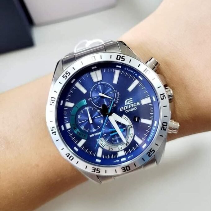 Montre Homme Casio Edifice EFV-620D-2AVUDF - Bracelet Gris en acier Inoxydable - Résistance à l'eau 100 Mètres