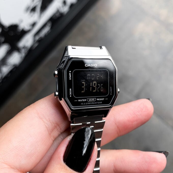 Montre Casio LA680WA-1BDF - Élégance Rétro avec Affichage Digital et Bracelet en Acier Inoxydable
