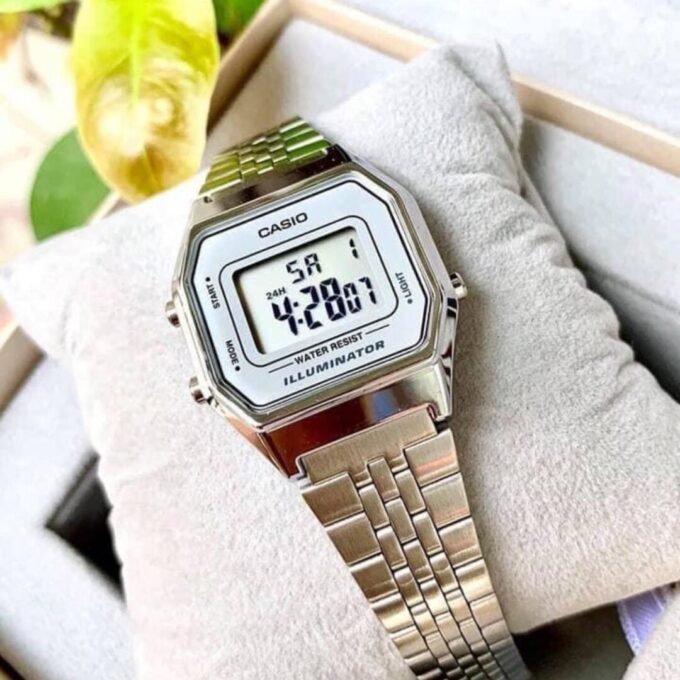 Montre Unisexe Casio Vintage LA680WA-7 - Bracelet Gris en Acier inoxydable - Résistante à l'eau