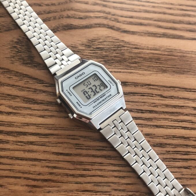 Montre Unisexe Casio Vintage LA680WA-7 - Bracelet Gris en Acier inoxydable - Résistante à l'eau