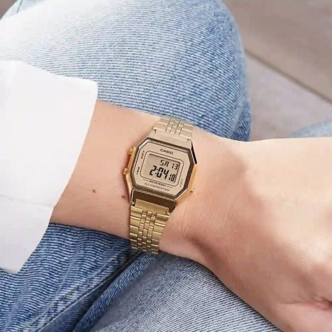 Montre Casio Vintage - LA680WGA-9DF - Bracelet en Acier Inoxydable Doré - Affichage Numérique - Résistant à l'eau
