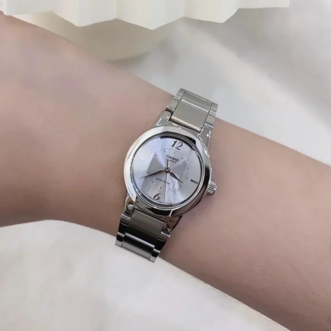 Casio Enticer Montre Pour Femme Avec Cadran Argenté Analogique Pour Femme - LTP-1230D-7CDF