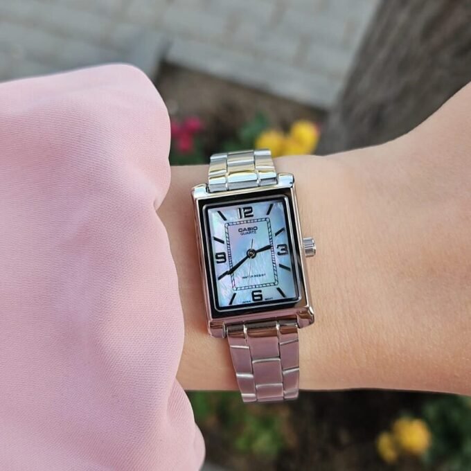 Montre Classique Femme - Design Élégant, Bracelet Acier Inoxydable, Résistante à lEau, Mouvement Quartz - Acier Argenté - Référence LTP-1234DS-2ADF