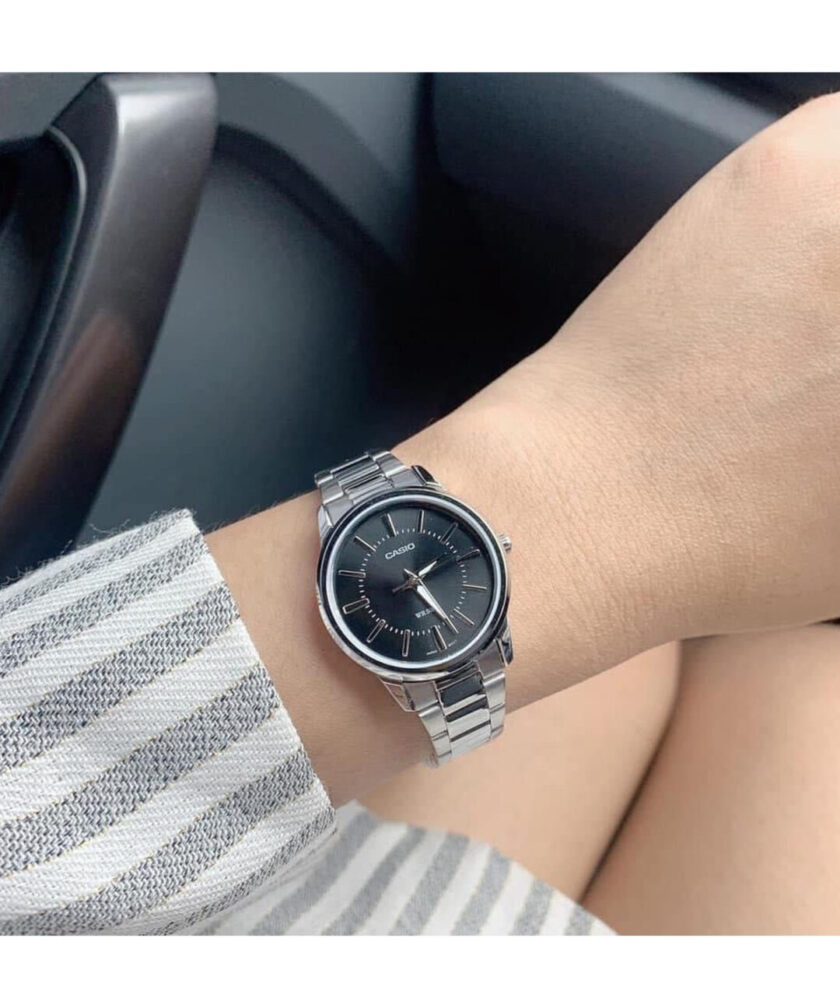 aiwatch_LTP-1303D-1AVDF - Montre CASIO Femme - Bracelet Gris En Acier Inoxydable - Résistante à l'eau - 12 Mois De Garantie - LTP-1303D-1AVDF