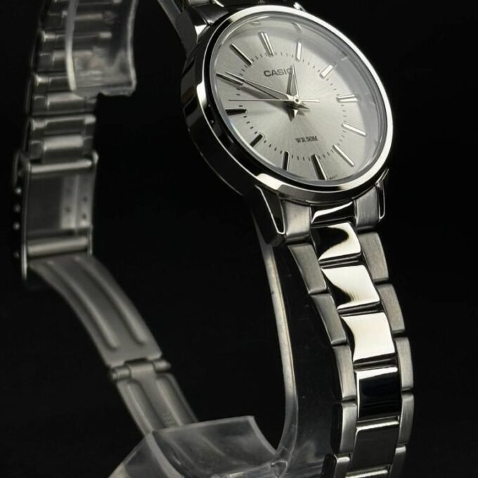 Montre CASIO Femme - Bracelet Gris En Acier Inoxydable - Cadran Blanc - 12 Mois De Garantie - LTP-1303D-7AVDF