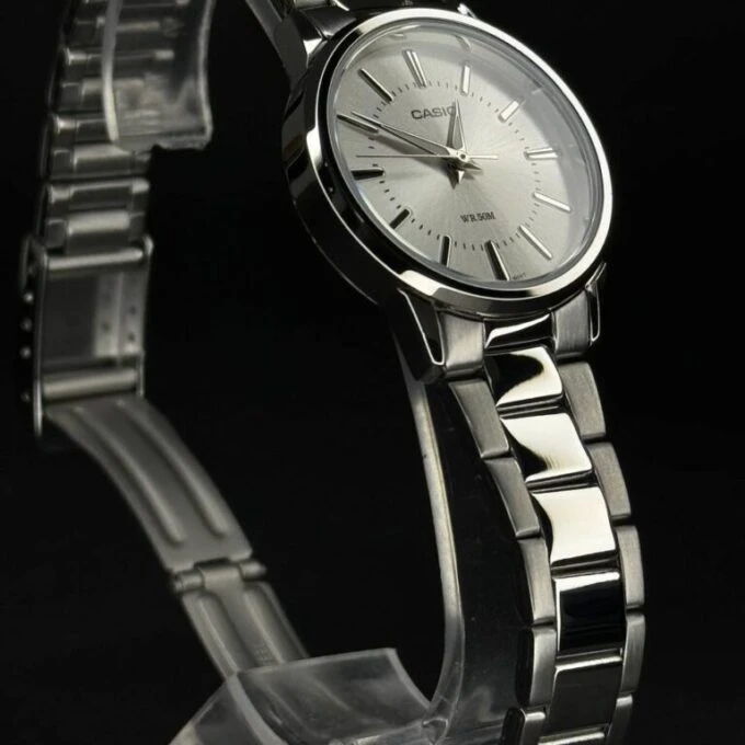 Montre CASIO Femme - Bracelet Gris En Acier Inoxydable - Cadran Blanc - 12 Mois De Garantie - LTP-1303D-7AVDF