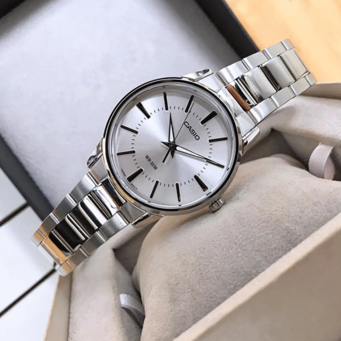 Montre CASIO Femme - Bracelet Gris En Acier Inoxydable - Cadran Blanc - 12 Mois De Garantie - LTP-1303D-7AVDF