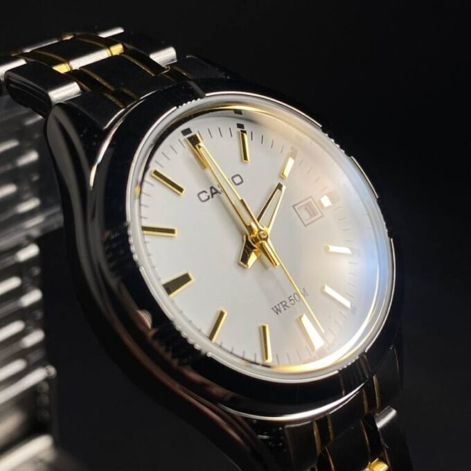 Montre Casio Femme - Bracelet Gris/Dorée En Acier Inoxydable - Cadran Blanc - 12 Mois De Garantie - Ltp-1308Sg-7Avdf