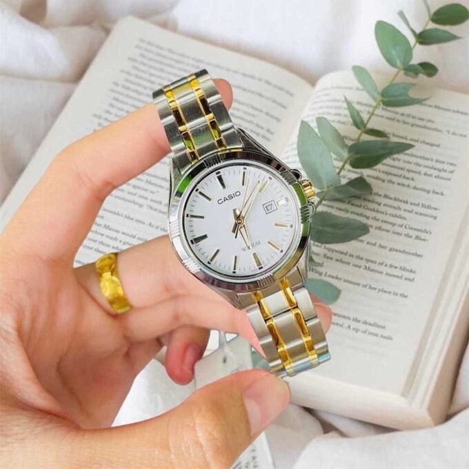 Montre Casio Femme - Bracelet Gris/Dorée En Acier Inoxydable - Cadran Blanc - 12 Mois De Garantie - Ltp-1308Sg-7Avdf