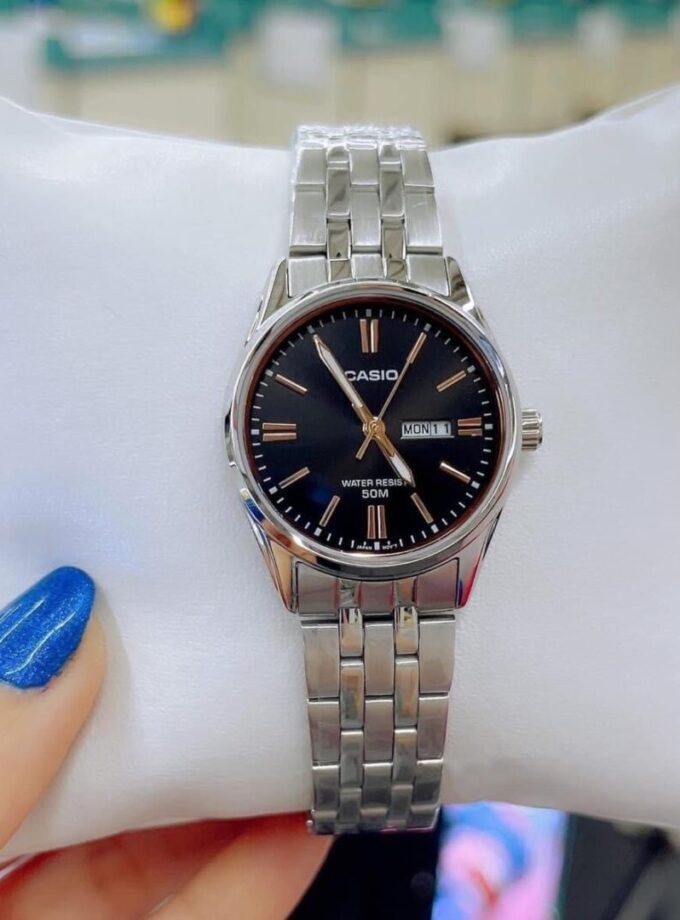 Montre Femme - Casio Collection LTP-1335D-1A2VDF - Quartz Précis, Luminescente, Résistante à l’Eau 5 Bar, Verre Minéral - Acier Inoxydable - Argent - Référence LTP-1335D-1A2VDF