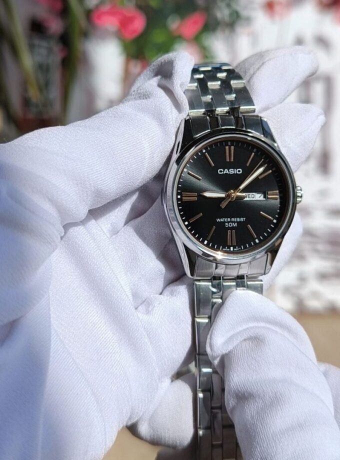 Montre Femme - Casio Collection LTP-1335D-1A2VDF - Quartz Précis, Luminescente, Résistante à l’Eau 5 Bar, Verre Minéral - Acier Inoxydable - Argent - Référence LTP-1335D-1A2VDF