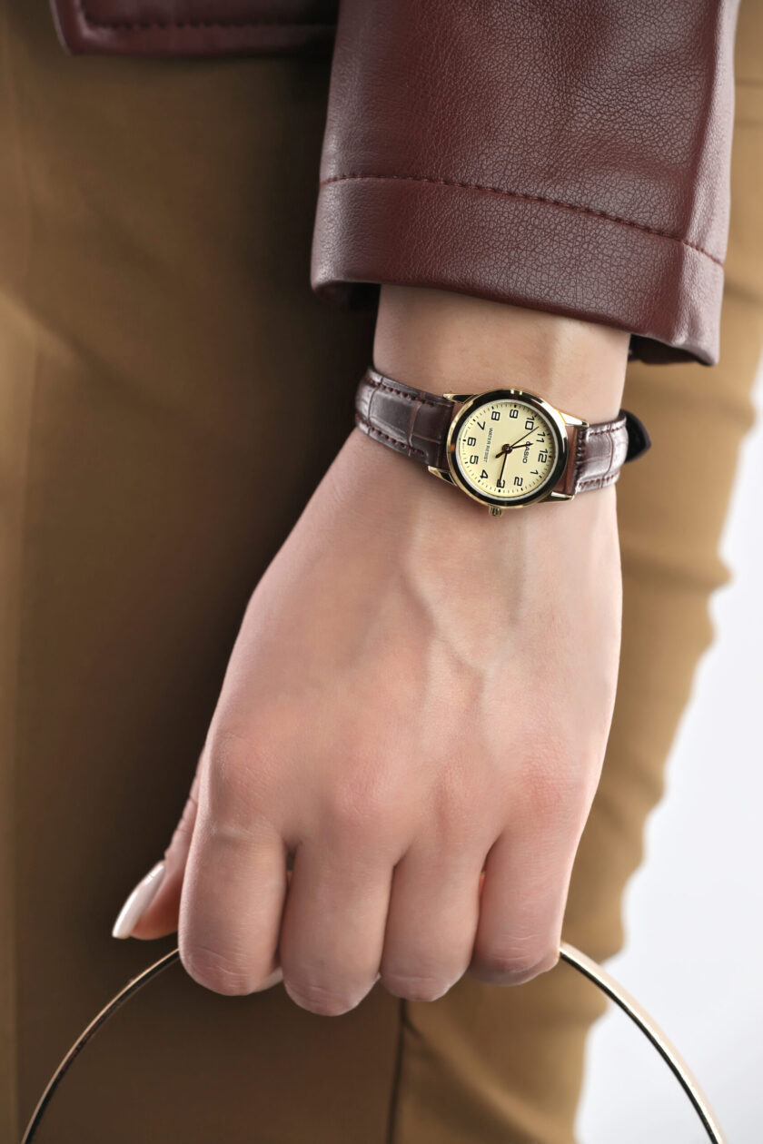 aiwatch_LTP-V001GL-9BUDF - Montre Femme Casio - LTP-V001GL-9BUDF - Bracelet en cuir marron - Affichage analogique - Résistant à l'eau