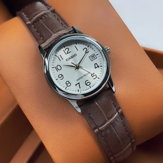 Montre CASIO Femme - Bracelet Marron En Cuir Véritable - Cadran Blanc - 12 Mois De Garantie - LTP-V002L-7B2UDF