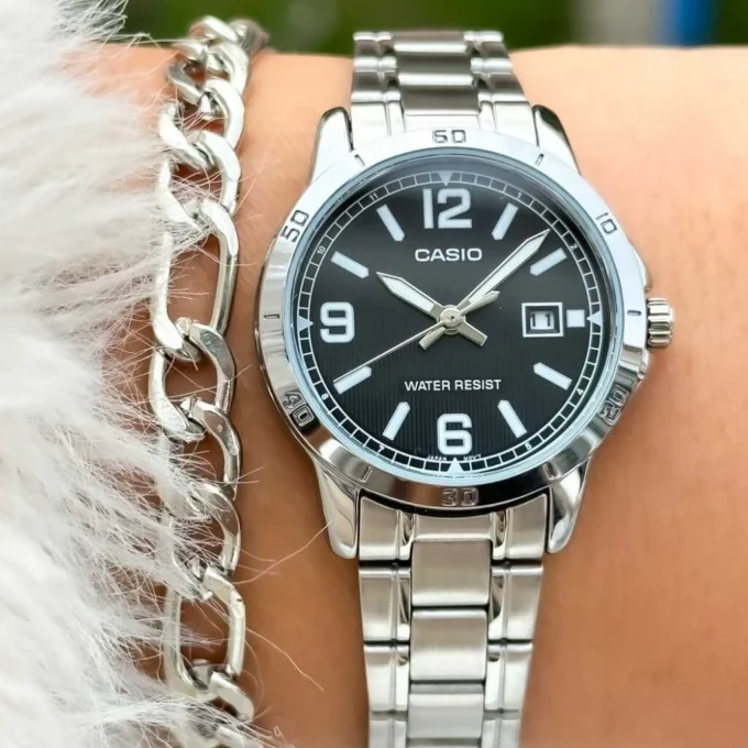 Montre CASIO Femme - Bracelet Gris En Acier Inoxydable - Résistante à l'eau - 12 Mois De Garantie - LTP-V004D-1B2UDF