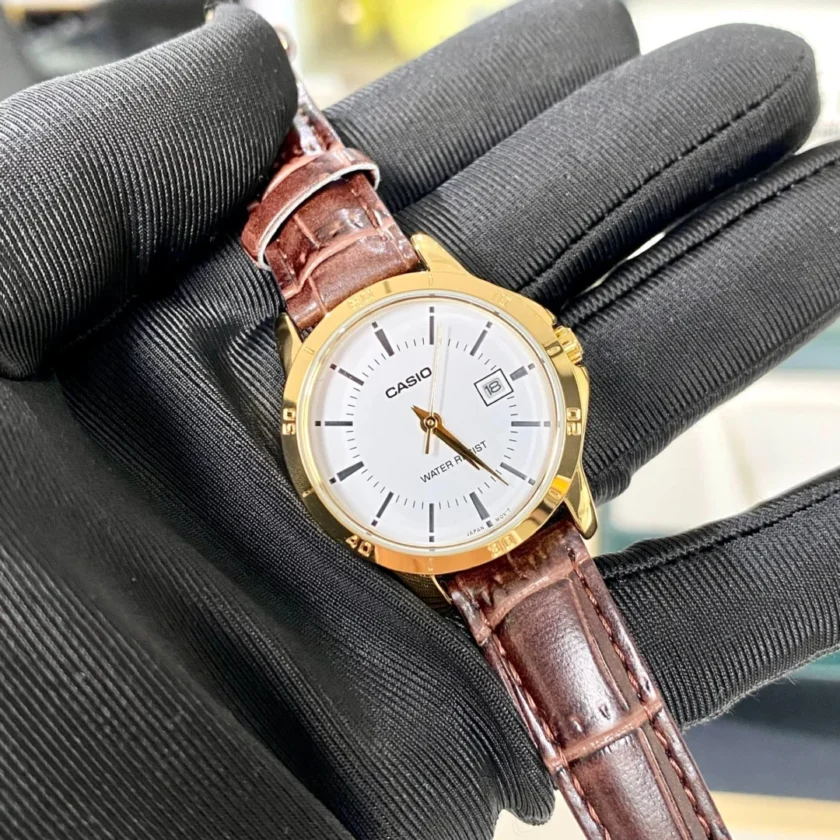 aiwatch_LTP-V004GL-7AUDF - Montre CASIO Femme - LTP-V004GL-7AUDF - Bracelet Marron En Cuir Véritable - Cadran Blanc - 12 Mois De Garantie