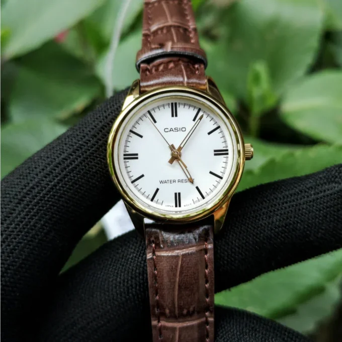 Montre CASIO Femme - Bracelet Marron En Cuir Véritable - Cadran Blanc - 12 Mois De Garantie - LTP-V005GL-7AUDF